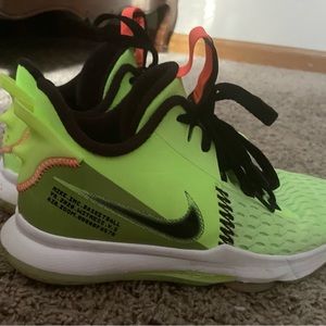 NIKE Lebron Witness V Basketball Shoes 6.5Y